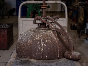 V dílně se restaurují i původní cimbály, které váží 360 kg. Ty projdou koupelí v kyselině citronové a nedostanou žádnou povrchovou úpravu, pro zachování co nejčistšího zvuku, který se šíří po materiálu. Zdroj: Výstaviště Praha a.s, Jiří Šebek