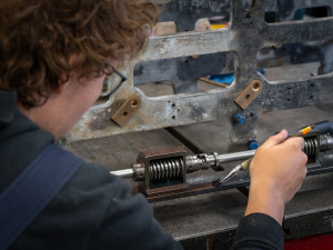 Během restaurování je hodinový stroj zbaven modrozelené barvy, dědictví normalizace. Poté je natřen na původní hnědou kladívkovou barvu respektující historický nátěr z 19. století.  Zdroj: Výstaviště Praha a.s, Jiří Šebek