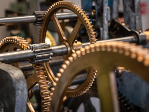 V rámci restaurace hodinového stroje bylo zapotřebí narovnat celou hřídel nátahu. Ta byla křivá a způsobila opotřebení a ozubení kola hřídele jicí, které se tak muselo kompletně vyměnit.  Zdroj: Výstaviště Praha a.s, Jiří Šebek