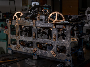 Restaurování hodinového stroje bude firmě L.Hainz trvat přibližně dva až tři měsíce. Jedná se o proces, který vyžaduje preciznost a výbornou znalost mechanických historických strojů.  Zdroj: Výstaviště Praha a.s, Jiří Šebek