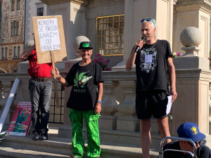 VIDEO: Prahu zahalil odér konopí. Městem prošel průvod za legalizaci
