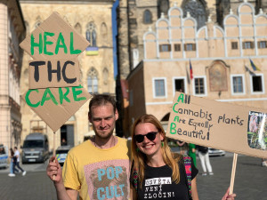 VIDEO: Prahu zahalil odér konopí. Městem prošel průvod za legalizaci