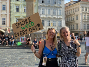 VIDEO: Prahu zahalil odér konopí. Městem prošel průvod za legalizaci