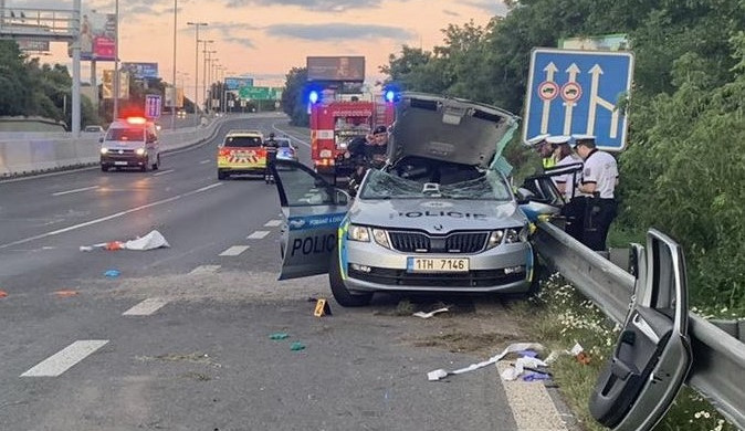 Při nehodě zemřel policista, další dva byli zraněni.