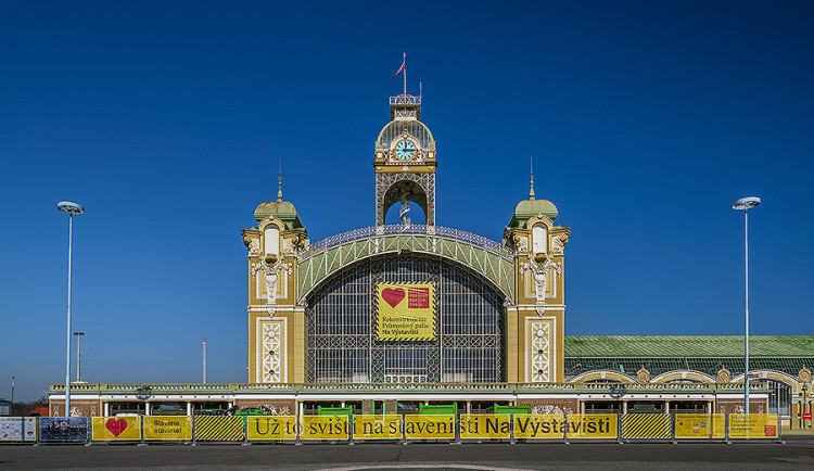 Pro rekonstrukci Průmyslového paláce se hlavní město Praha rozhodlo spolupracovat s tradičními českými firmami. Restauraci historického hodinového stroje zajišťuje firma L.Hainz z Lysé nad Labem. Zdroj: Výstaviště Praha a.s, Jiří Šebek