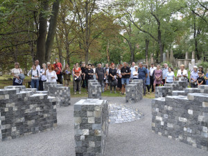 Na Žižkově odhalili nový památník z rozřezaných židovských náhrobků