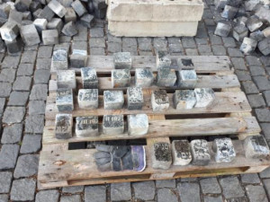 Na Žižkově odhalili nový památník z rozřezaných židovských náhrobků