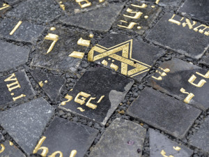 Na Žižkově odhalili nový památník z rozřezaných židovských náhrobků