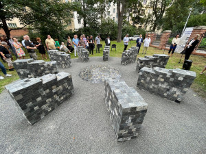 Na Žižkově odhalili nový památník z rozřezaných židovských náhrobků