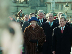 Petřínská rozhledna bude na počest Alžběty II. svítit v noci v britských barvách