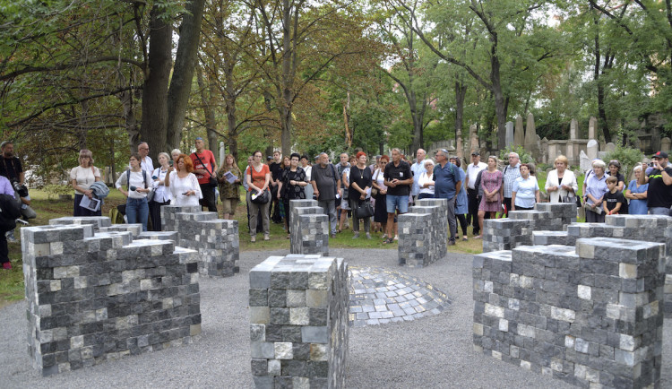 Památník je na Starém židovském hřbitově.