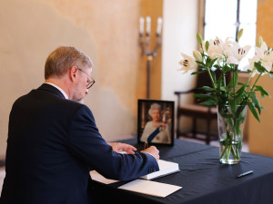 Britská ambasáda v Praze otevřela kondolenční knihu, podpis přidal i Fiala