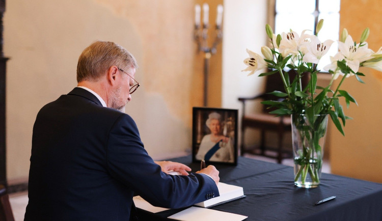 Petr Fiala podepsal kondolenční knihu.