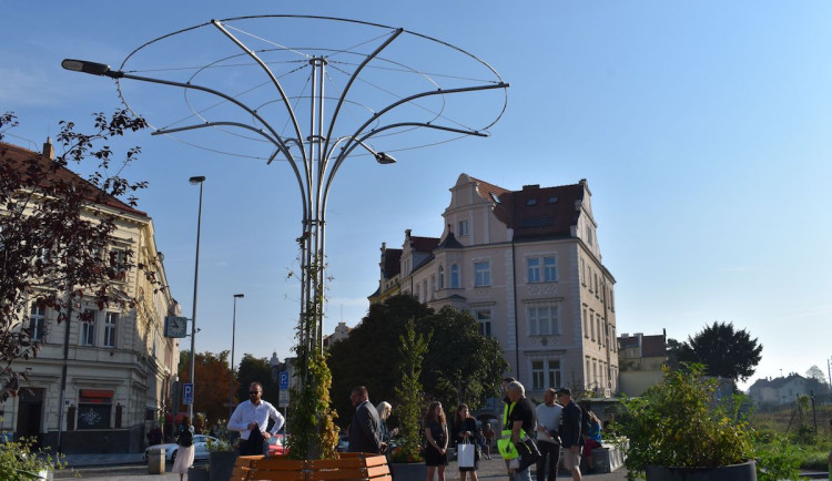 Nové lampy teď budou tři roky hodnotit.