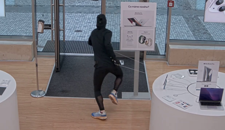 VIDEO: Muž nakradl mobily za stovky tisíc. Bral je přímo z prodejny