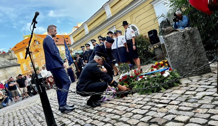 Pietního aktu se na Kampě zúčastnil i ředitel pražských profesionálních hasičů  Luděk Prudil.