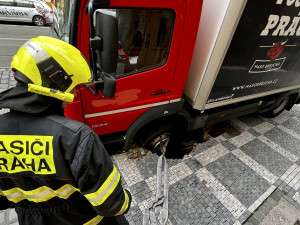 V centru Prahy se do chodníku propadlo nákladní auto