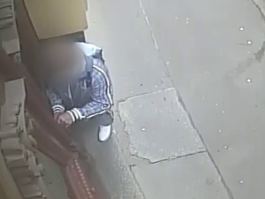 VIDEO: Muž za měsíc vykradl šest bytů. Vybíral si nezamčené dveře