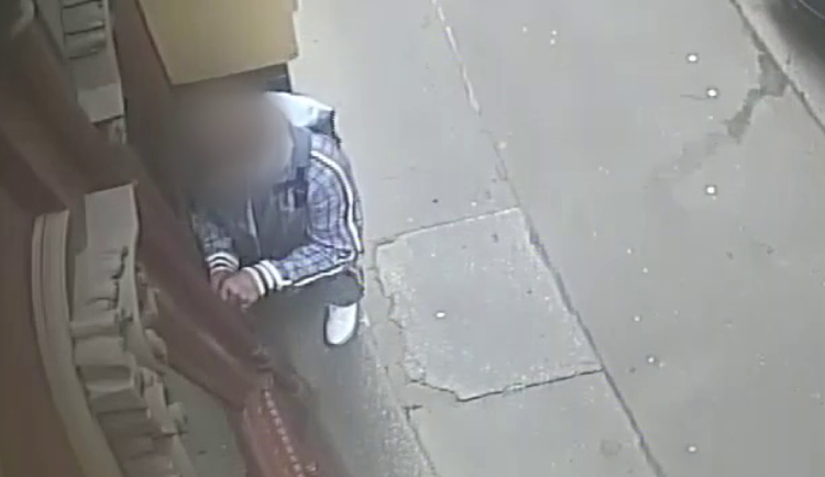 Muž bral elektroniku a šperky.