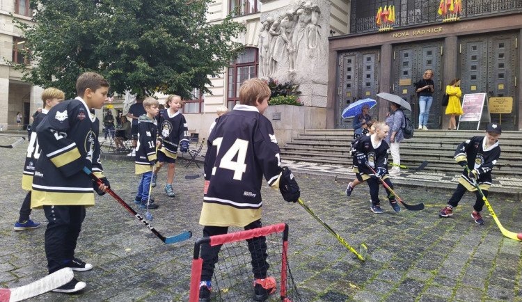 VIDEO: Malí hokejisté hráli před magistrátem. Praha 5 získá novou ledovou plochu