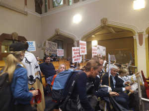 VIDEO: Malí hokejisté hráli před magistrátem. Praha 5 získá novou ledovou plochu