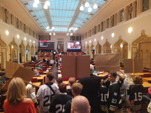 VIDEO: Malí hokejisté hráli před magistrátem. Praha 5 získá novou ledovou plochu