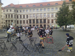 VIDEO: Malí hokejisté hráli před magistrátem. Praha 5 získá novou ledovou plochu