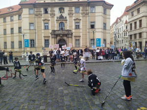 VIDEO: Malí hokejisté hráli před magistrátem. Praha 5 získá novou ledovou plochu