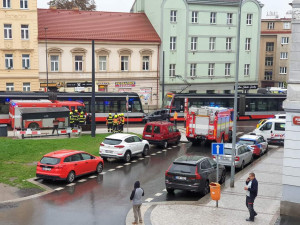 Řidička se dostala mezi dvě tramvaje. Ty její auto slisovaly