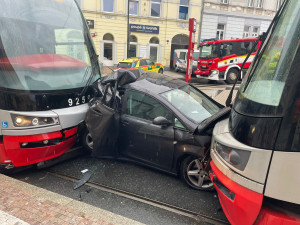 Řidička se dostala mezi dvě tramvaje. Ty její auto slisovaly