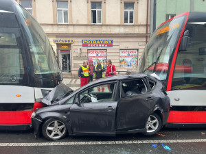 Řidička se dostala mezi dvě tramvaje. Ty její auto slisovaly