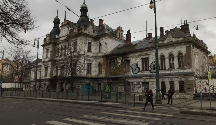 Nádraží Vyšehrad má 150 let. Z kdysi důležitého místa pro dopravu je dnes ruina