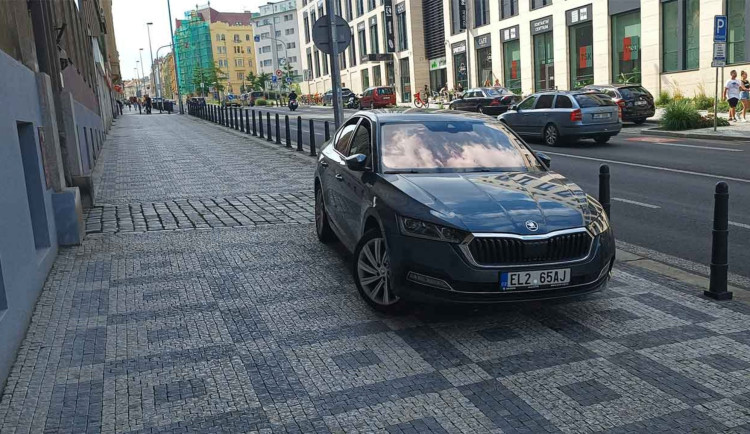 Autem jedu, když to žádá situace, říká Scheinherr po kritice za parkování na chodníku