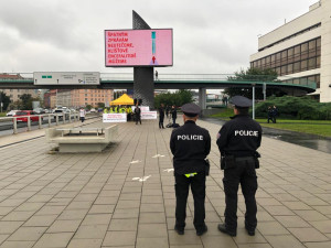 VIDEO: Zemědělci v Praze rozdávají brambory a jablka. Mají prý být poslední česká
