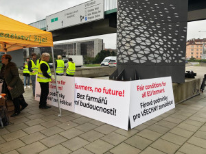 VIDEO: Zemědělci v Praze rozdávají brambory a jablka. Mají prý být poslední česká