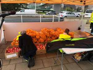 VIDEO: Zemědělci v Praze rozdávají brambory a jablka. Mají prý být poslední česká