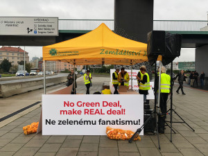 VIDEO: Zemědělci v Praze rozdávají brambory a jablka. Mají prý být poslední česká