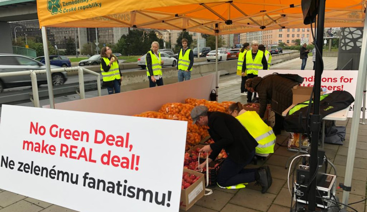 VIDEO: Zemědělci v Praze rozdávají brambory a jablka. Mají prý být poslední česká