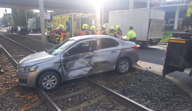 Auto se srazilo s tramvají a skončilo v kolejišti. Dva lidé jsou zranění