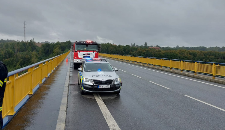 Omezení provozu na Žďákovském mostě. Policisté a hasiči tam pátrají po ženě