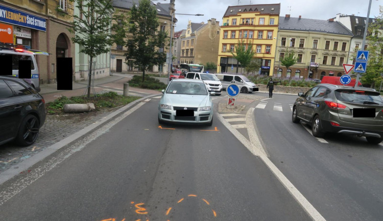 Chodkyně v Jablonci nad Nisou vstoupila do silnice mimo přechod. Srazilo ji auto