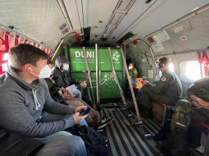 V pražské zoo už je Mojina dcera Duni. Přiletěla vojenským letounem