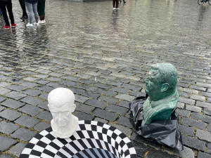 Na Staromáku vznikl Mafiánský sloup. Zdobí ho Babiš, Bém, Janoušek a Rittig