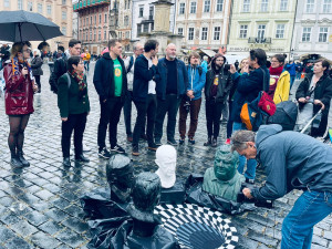 Na Staromáku vznikl Mafiánský sloup. Zdobí ho Babiš, Bém, Janoušek a Rittig