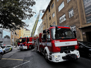 VIDEO: Z požáru v Praze 3 evakuovali hasiči devět lidí
