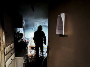 VIDEO: Z požáru v Praze 3 evakuovali hasiči devět lidí