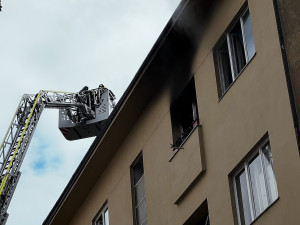 VIDEO: Z požáru v Praze 3 evakuovali hasiči devět lidí