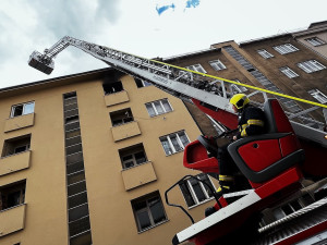 VIDEO: Z požáru v Praze 3 evakuovali hasiči devět lidí