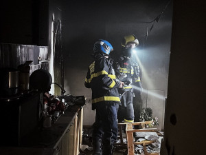 VIDEO: Z požáru v Praze 3 evakuovali hasiči devět lidí