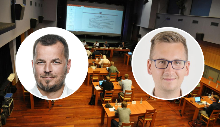 Starosta Kaněra a opoziční zastupitel Zelenka.